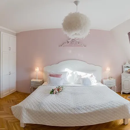 Konukevi Aurora Vendeghaz